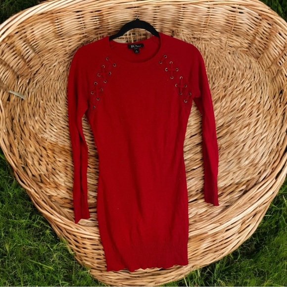 Chic Red Dress with Lace-Up Detail - Picture 3 of 4